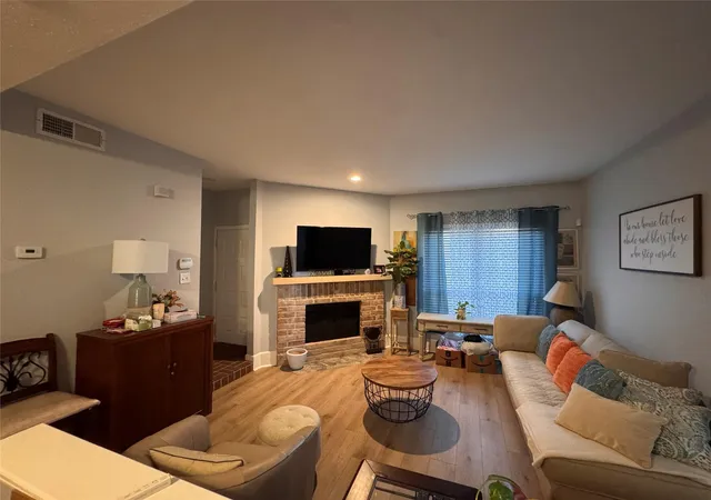 4th image of 3100 Walnut Bend Ln #201, Houston, TX 77042 | MLS# 68559055