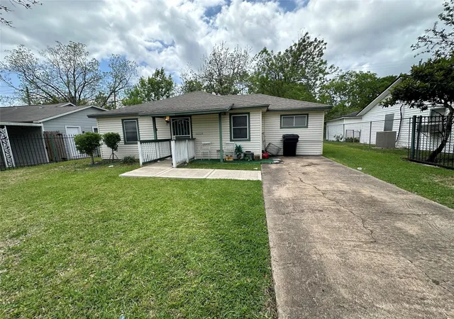 2nd image of 10206 Ashville Dr, Houston, TX 77051 | MLS# 25145032