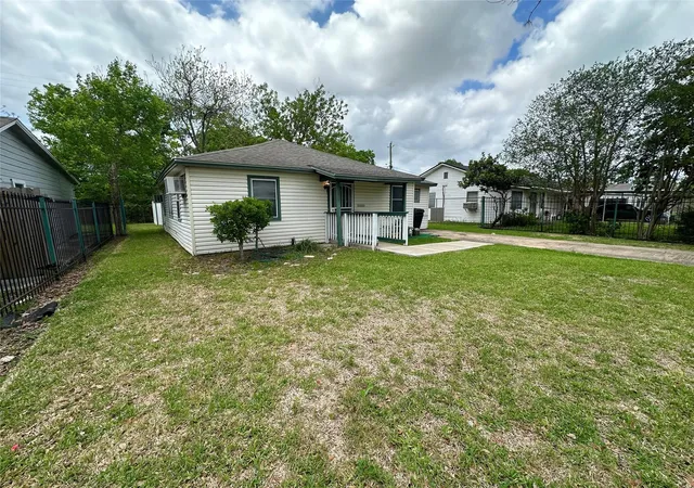 3rd image of 10206 Ashville Dr, Houston, TX 77051 | MLS# 25145032