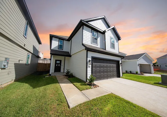 Photo 2 of Sale Pending at 2106 Creole Crk Ln, Houston, TX 77090 | MLS# 46806697 | Listing updated on 2026-09-04