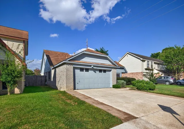 Photo 3 of Single family home for sale at 19406 Horden Crk Dr, Tomball, TX 77375 | MLS# 77370535 | Listing updated on 2026-10-06