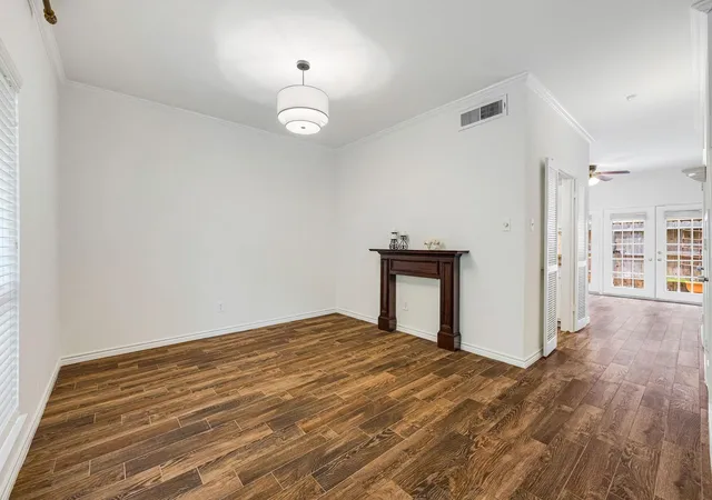 Listing Photo 4 - Condo for sale in building located at 1805 Stoney Brk Dr, Houston, TX 77063 - Unit #105