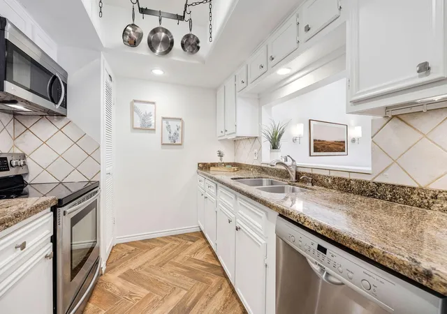 Listing Photo 5 - Condo for sale in building located at 1805 Stoney Brk Dr, Houston, TX 77063 - Unit #105