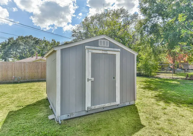 31st image of 105 Live Oak St, Baytown, TX 77520 | MLS# 79382347