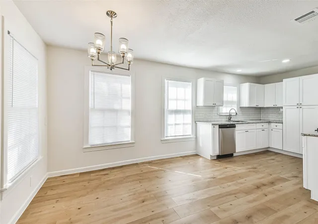 5th image of 105 Live Oak St, Baytown, TX 77520 | MLS# 79382347