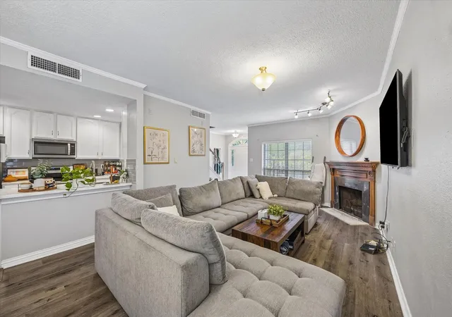 Photo 3 of Townhouse for sale at 7350 Kirby Dr #6, Houston, TX 77030 | MLS# 60567383 | Listing updated on 2026-09-04