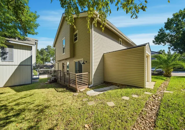 Photo 2 of Townhouse for sale at 24 Lakeview Village, Montgomery, TX 77356 | MLS# 20402069 | Listing updated on 2026-09-04