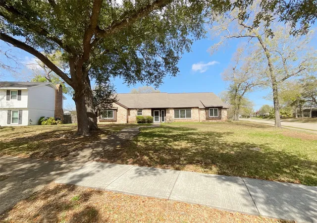 2nd image of 443 Bayou View Dr, El Lago, TX 77586 | MLS# 25357273