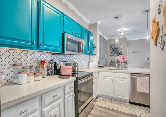 5th image of 2111 Welch St #B201, Houston, TX 77019 | MLS# 64849425