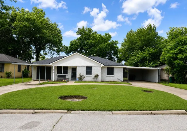 Photo 1 of Single family home for sale at 315 E Janisch Rd, Houston, TX 77022 | MLS# 72753132 | Listing updated on 2026-08-24