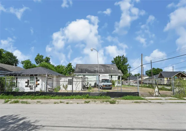 Photo 4 of Single family home for sale at 1166 Luzon St, Houston, TX 77009 | MLS# 82953179 | Listing updated on 2026-08-06