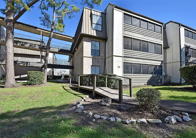 26th image of 3035 Walnut Bend Ln #15, Houston, TX 77042 | MLS# 96077569