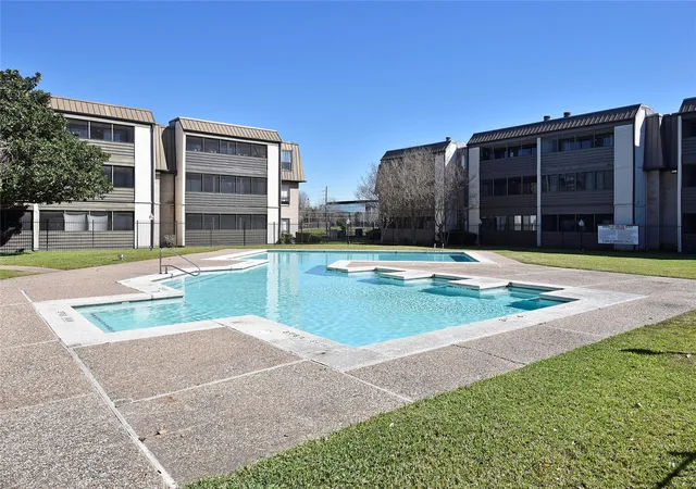 2nd image of 3035 Walnut Bend Ln #15, Houston, TX 77042 | MLS# 96077569