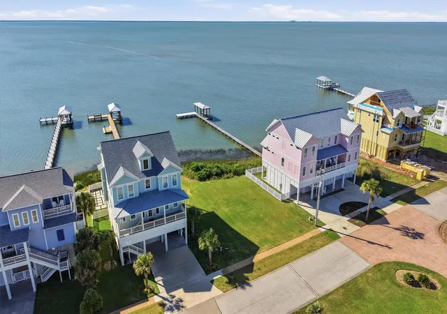 Photo 4 of Single family home for sale at 26702 Bay Water Dr, Galveston, TX 77554 | MLS# 96792780 | Listing updated on 2026-09-19