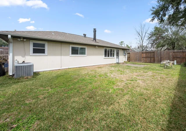 Homes for sale in Friendswood, TX | 2327 Colonial Ridge Dr, Friendswood, TX 77546 | MLS# 52801303