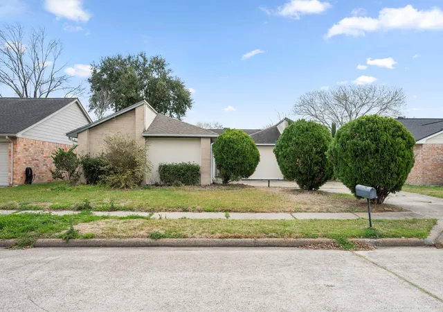 Homes for sale in Friendswood, TX | 2327 Colonial Ridge Dr, Friendswood, TX 77546 | MLS# 52801303