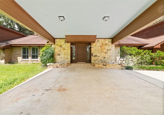 2nd image of 601 Brandon Rd, Conroe, TX 77302 | MLS# 95565422