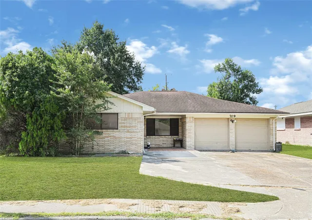 2nd image of 709 Queens Rd, Pasadena, TX 77502 | MLS# 61952726
