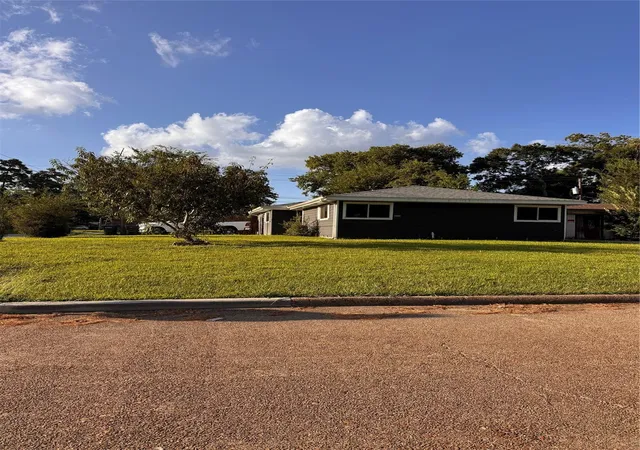 4th image of 3890 Bristol Dr, Beaumont, TX 77707 | MLS# 84857996
