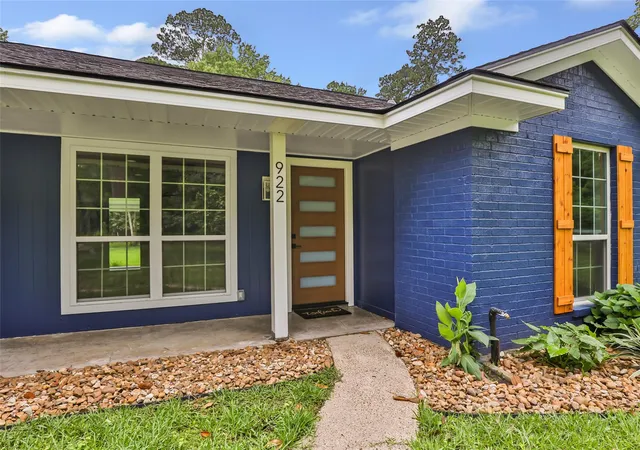 1st image of 922 Lake Glen Rd, Houston, TX 77336 | MLS# 76183355