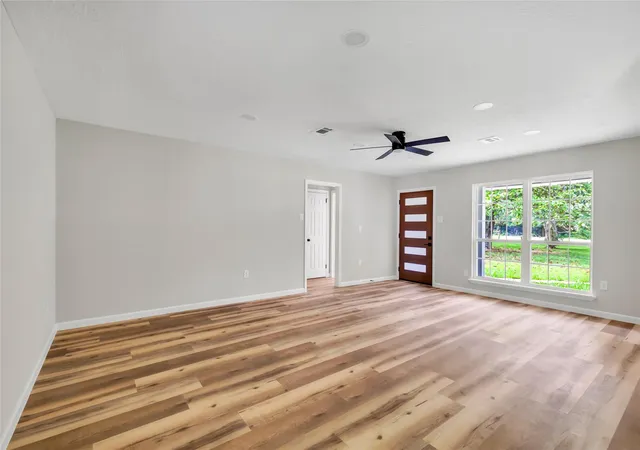4th image of 922 Lake Glen Rd, Houston, TX 77336 | MLS# 76183355