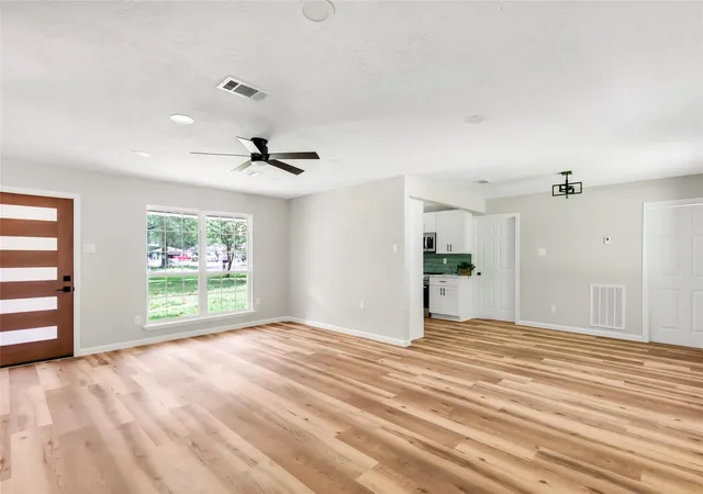 5th image of 922 Lake Glen Rd, Houston, TX 77336 | MLS# 76183355