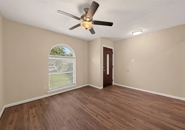 Photo 4 of Sale Pending at 2305 Kingsway Dr, League City, TX 77573 | MLS# 49718971 | Listing updated on 2026-09-14