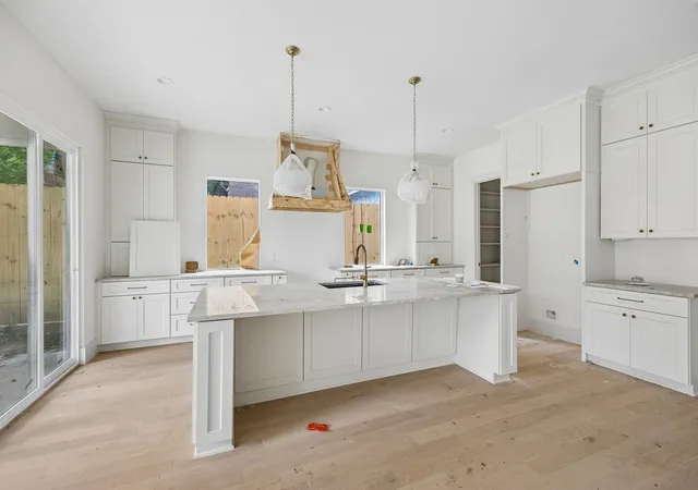 4th image of 4817 Kingfisher Dr, Houston, TX 77035 | MLS# 49395409