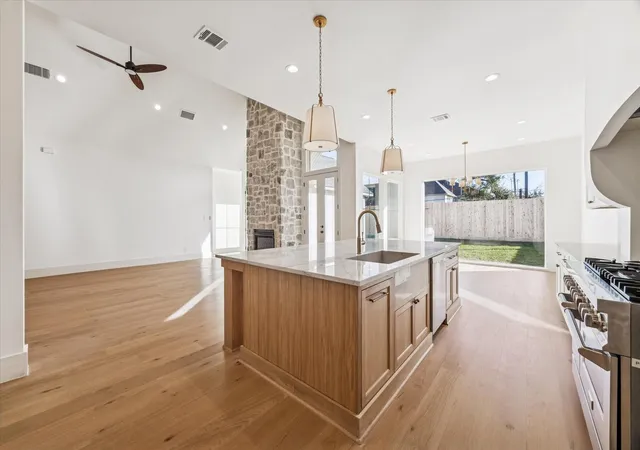 5th image of 4817 Kingfisher Dr, Houston, TX 77035 | MLS# 49395409