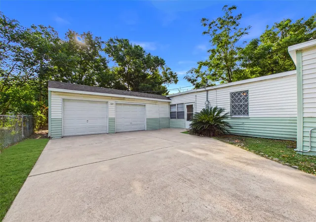 Photo 3 of Single family home for sale at 1100 12th St N, Texas City, TX 77590 | MLS# 37055127 | Listing updated on 2026-09-08