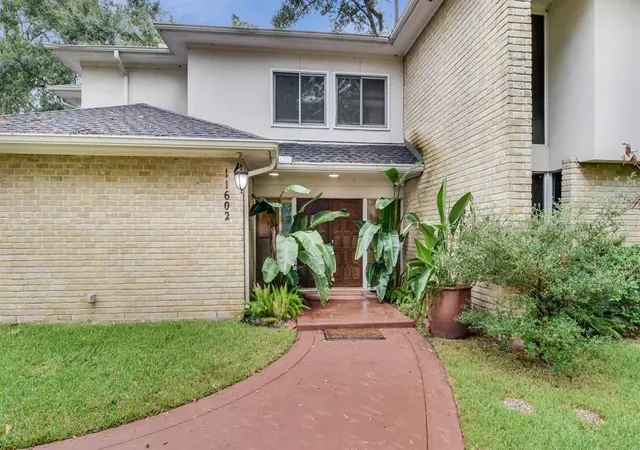 Photo 2 of Sale Pending at 11602 Applewood St, Houston, TX 77024 | MLS# 35178165 | Listing updated on 2026-09-16