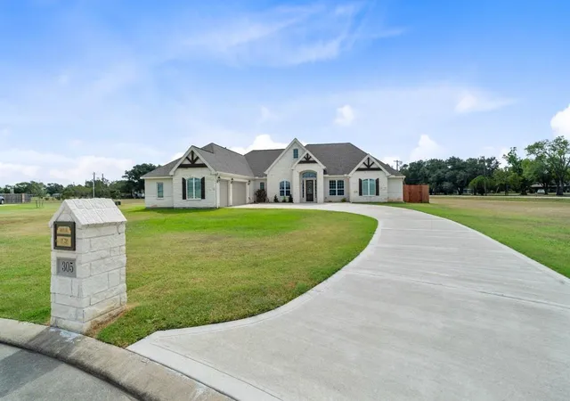 Photo 3 of Sale Pending at 305 Champions Ct, El Campo, TX 77437 | MLS# 12510774 | Listing updated on 2026-09-14