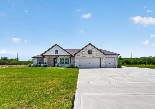 Photo 3 of Single family home for sale at 1131 Southfork Ranch Dr, Sealy, TX 77474 | MLS# 53601922 | Listing updated on 2026-09-12