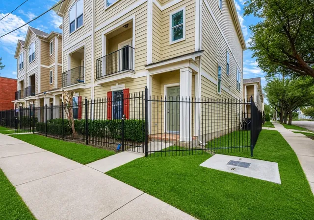 Photo 3 of Townhouse for sale at 1119 Palmer St, Houston, TX 77003 | MLS# 67206080 | Listing updated on 2026-09-12