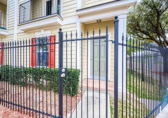 Photo 4 of Townhouse for sale at 1119 Palmer St, Houston, TX 77003 | MLS# 67206080 | Listing updated on 2026-09-12