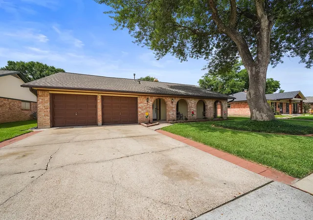3rd image of 905 Patricia Dr, Deer Park, TX 77536 | MLS# 79560573