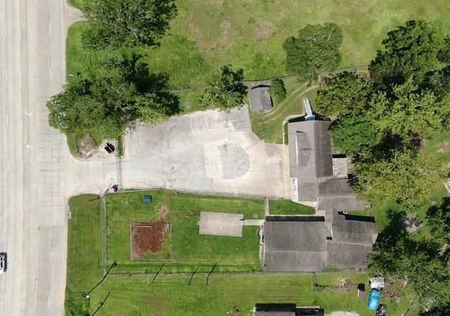 Photo 3 of Single family home for sale at 1320 W Brazos Ave, West Columbia, TX 77486 | MLS# 5195914 | Listing updated on 2026-07-30