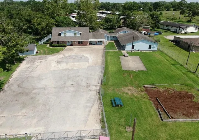 Photo 3 of Single family home for sale at 1320 W Brazos Ave, West Columbia, TX 77486 | MLS# 5195914 | Listing updated on 2026-07-30
