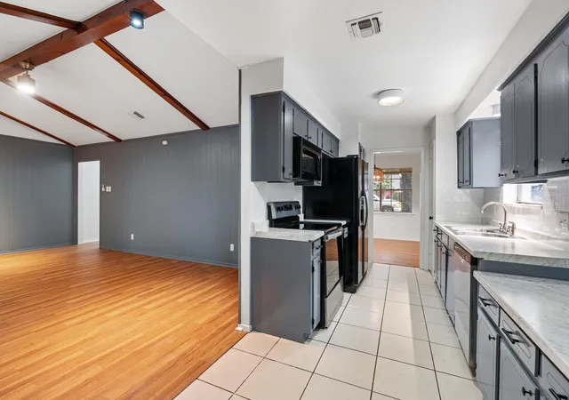 5th image of 822 N Kaufman Dr, Deer Park, TX 77536 | MLS# 73345282