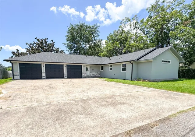 Photo 1 of Single family home for sale at 204 Dyer St, Baytown, TX 77520 | MLS# 6866904 | Listing updated on 2026-08-22