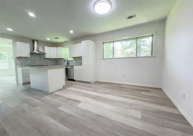 Photo 3 of Single family home for sale at 204 Dyer St, Baytown, TX 77520 | MLS# 6866904 | Listing updated on 2026-08-22