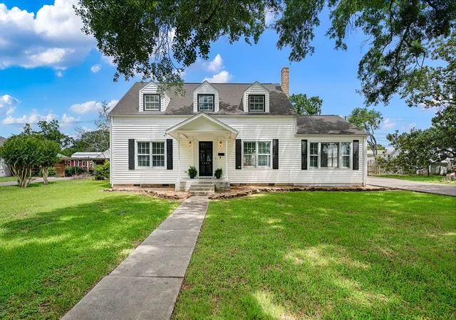 1st image of 1008 Heights St, El Campo, TX 77437 | MLS# 91759936