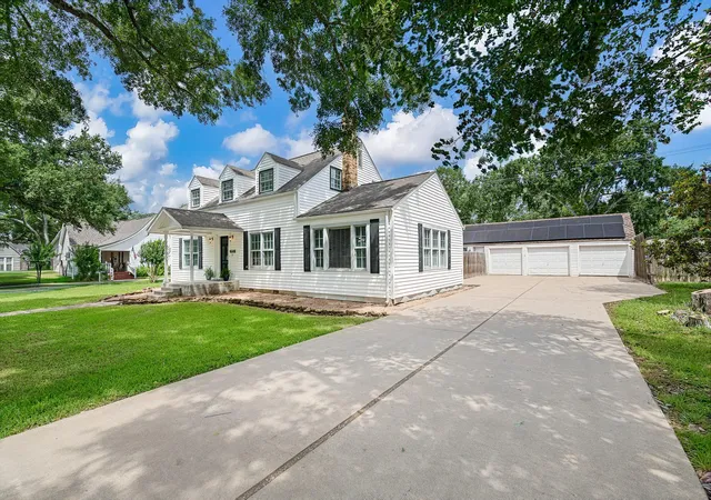 2nd image of 1008 Heights St, El Campo, TX 77437 | MLS# 91759936