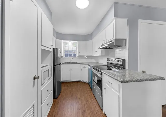 Listing Photo 4 - Condo for sale in building located at 11202 Waxwing St, Houston, TX 77035