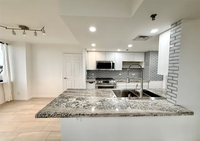 Photo 3 of Condo for sale at 3525 Sage Rd #703, Houston, TX 77056 | MLS# 68805273 | Listing updated on 2026-10-05