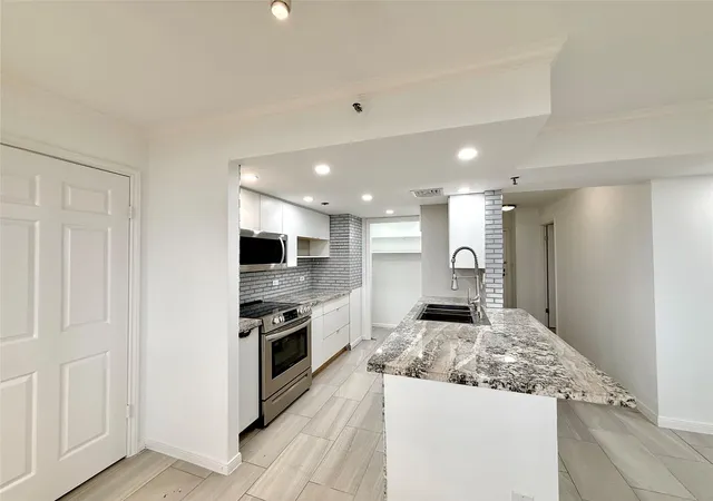Photo 4 of Condo for sale at 3525 Sage Rd #703, Houston, TX 77056 | MLS# 68805273 | Listing updated on 2026-10-05