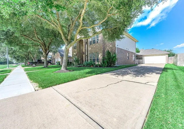 Photo 3 of Single family home for sale at 3705 Canterbury Park Dr, Pearland, TX 77584 | MLS# 98035935 | Listing updated on 2026-10-03