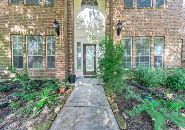 Photo 3 of Single family home for sale at 3705 Canterbury Park Dr, Pearland, TX 77584 | MLS# 98035935 | Listing updated on 2026-10-03