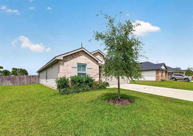Photo 2 of Single family home for sale at 1143 Buffalograss Trl, Sealy, TX 77474 | MLS# 70985596 | Listing updated on 2026-09-18