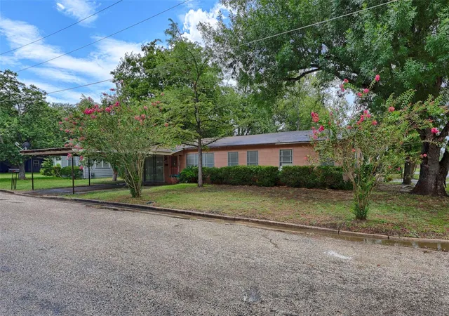 Photo 1 of Single family home for sale at 200 Young St, Hallettsville, TX 77964 | MLS# 17736593 | Listing updated on 2026-08-20